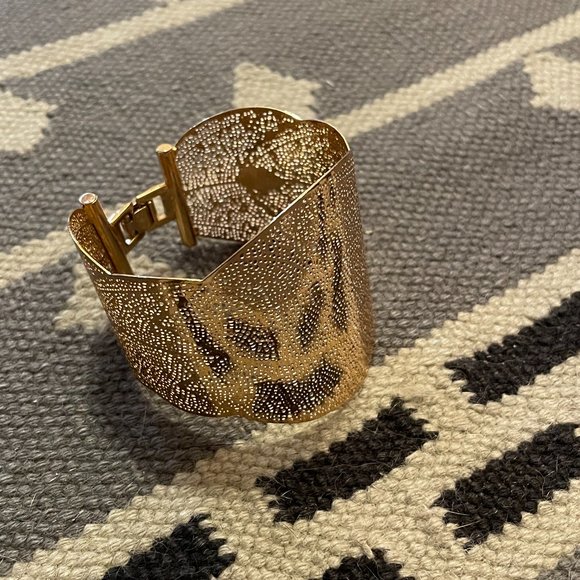 🌻2 for $15🌻 Gold Leaf Bracelet - Picture 2 of 3